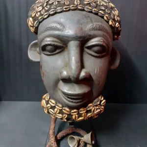 Masque Bamiléké d’art tribal africain, sculpté au Cameroun, pièce décorative authentique et culturelle.