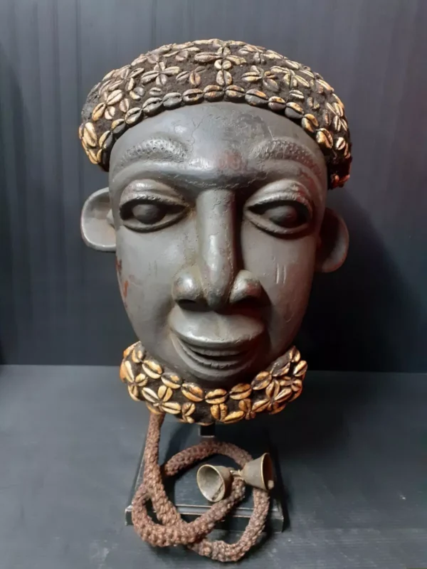 Masque Bamiléké d’art tribal africain, sculpté au Cameroun, pièce décorative authentique et culturelle.