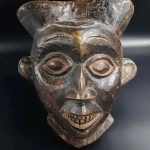 Masque Ngoin du peuple Bamiléké (Cameroun), symbole de tradition et d’élégance rituelle africaine.