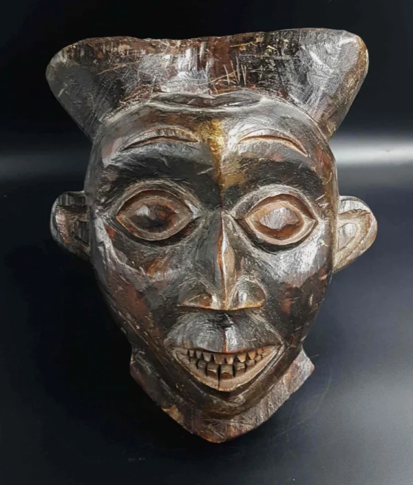 Masque Ngoin du peuple Bamiléké (Cameroun), symbole de tradition et d’élégance rituelle africaine.