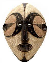Masque camerounais d’art africain traditionnel, pièce authentique et décorative pour une ambiance culturelle unique.